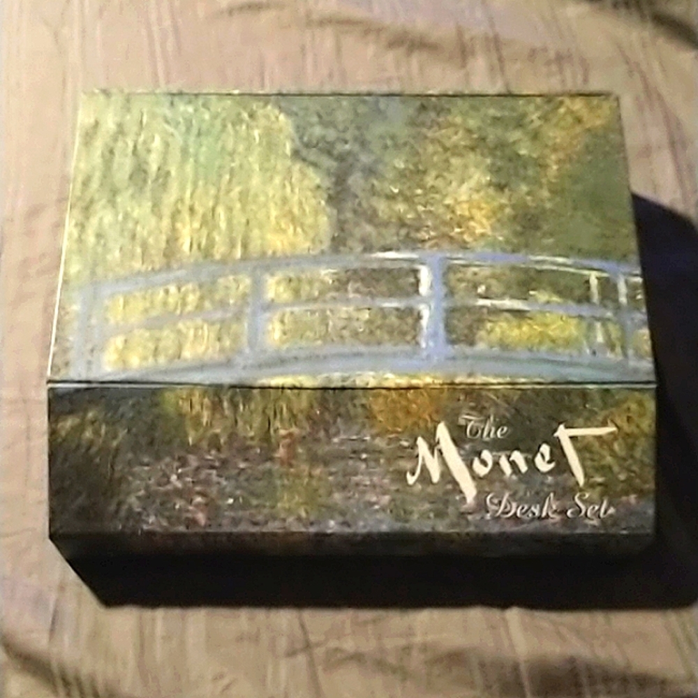 The MONET Desk Set